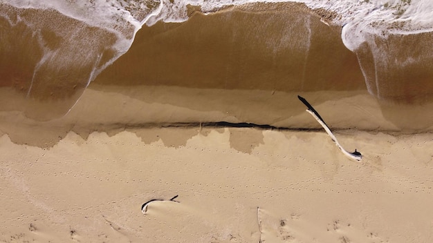 Vue aérienne de la plage de sable et des vagues de la mer