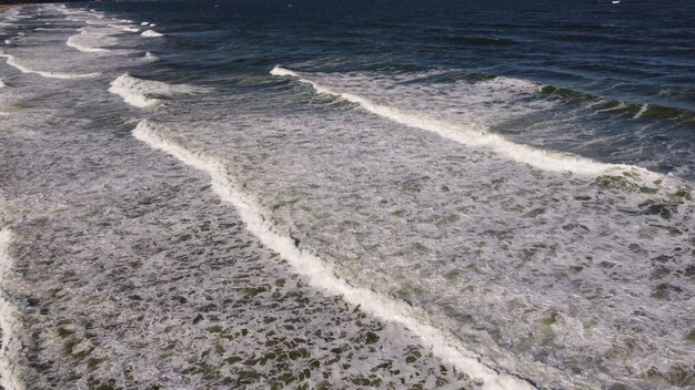 Vue aérienne de la plage de sable et des vagues de la mer