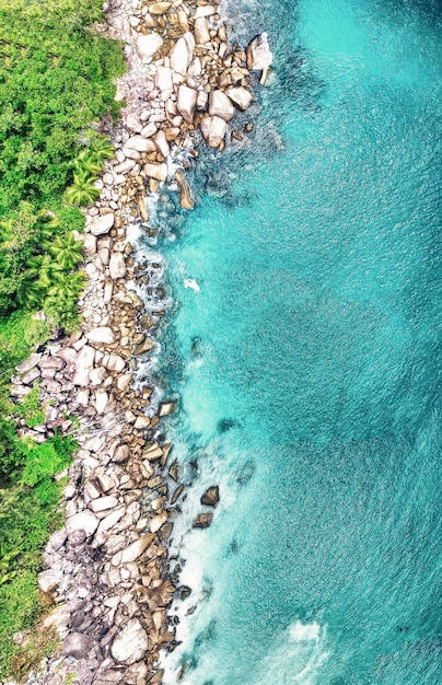 Photo vue aérienne de la plage des seychelles avec des rochers, paysage océanique.