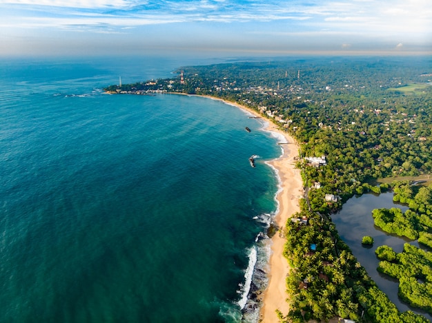 Vue aérienne de la plage de tangalle sri lanka vue d'en haut