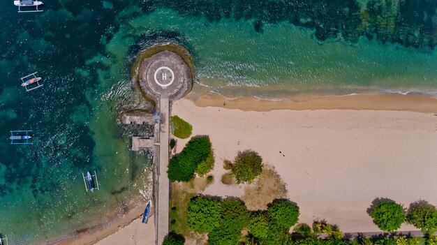 Vue aérienne d'une plage tropicale à Bali