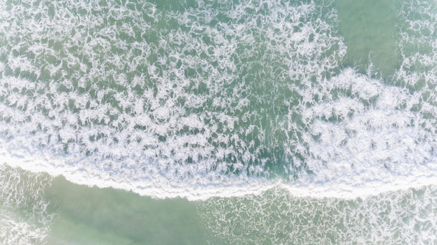 Photo vue aérienne d'une plage tropicale et d'une vague marine