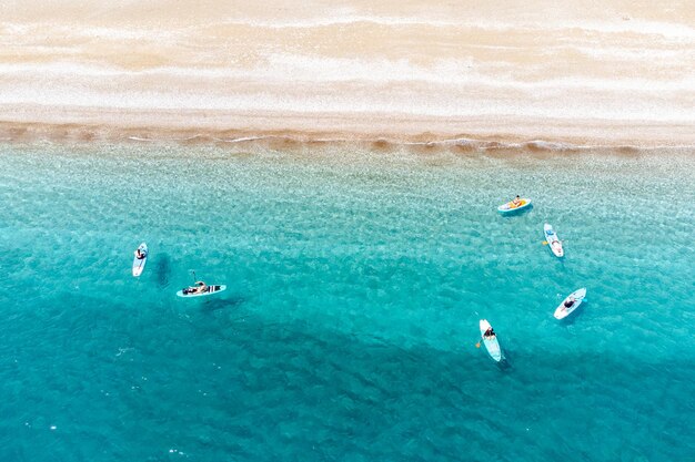 Photo vue aérienne d'une plage en turquie avec un groupe de pensionnaires sup nageant dans la mer paradise resort et vacances