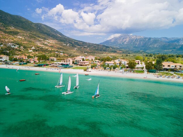 Vue aérienne de la plage de vasiliki planche à voile île de Lefkada Grèce espace de copie