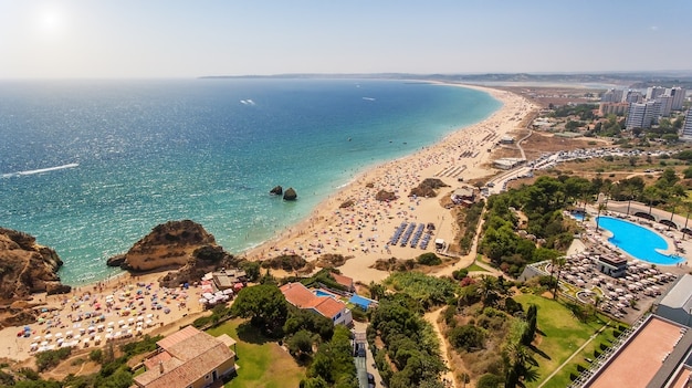 Vue aérienne des plages de Prainha et Tres Irmaos, dans le sud du Portugal.