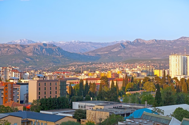 Photo vue aérienne de podgorica et des alpes dinariques