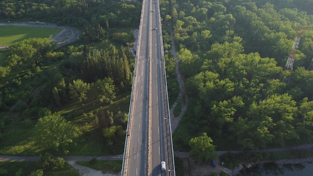 Vue aérienne d'un pont sur une grande rivière à fort trafic