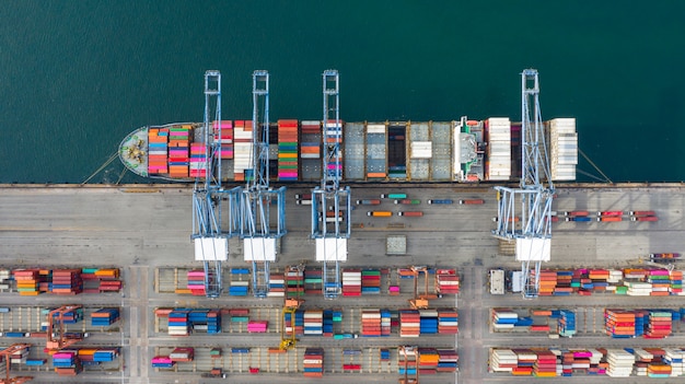 Vue aérienne de porte-conteneurs transportant des conteneurs dans la logistique d'importation et d'exportation de transport d'affaires.