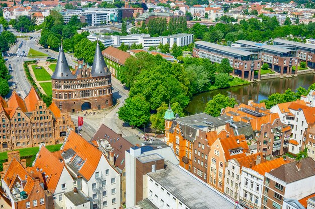 Vue aérienne de la porte historique de Holsten à Lübeck, en Allemagne