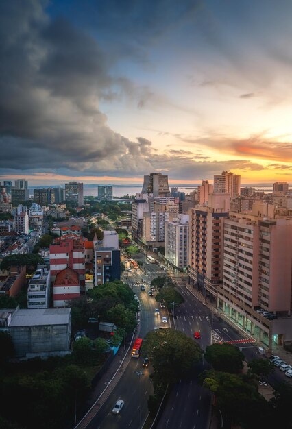 Vue aérienne de Porto Alegre au coucher du soleil avec le bâtiment administratif de l'État de Rio Grande do Sul