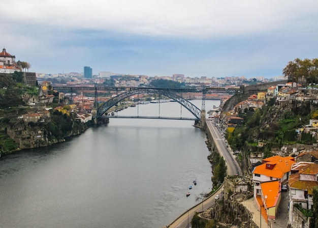 Vue aérienne de Porto Portugal et pont métallique Dom Luis sur le fleuve Douro Novembre 2010