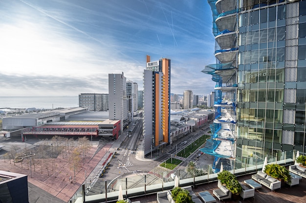 Vue aérienne pour la construction d'un gratte-ciel, échafaudages, barrières, travailleurs. 03.01.2020 Barcelone, Espagne