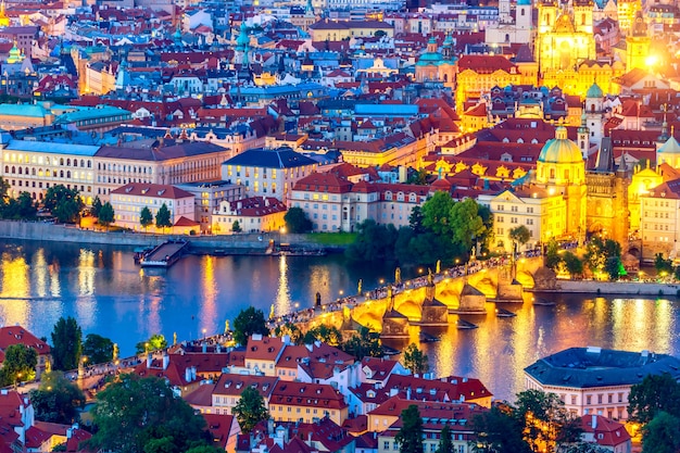 Vue aérienne de Prague illuminée avec le pont Charles