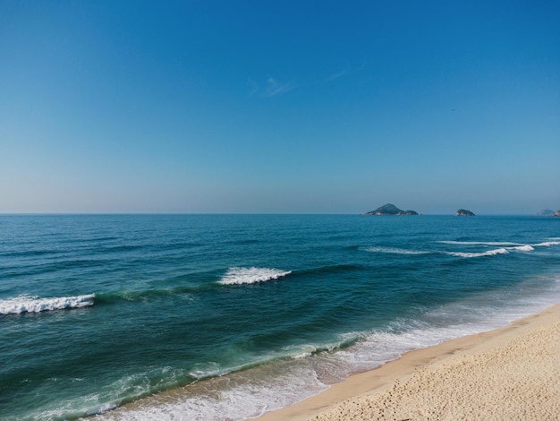 Vue aérienne de Praia da Macumba, à Rio de Janeiro, Brésil. Plage à l'ouest de la ville. Journée ensoleillée le matin. Photo drone.