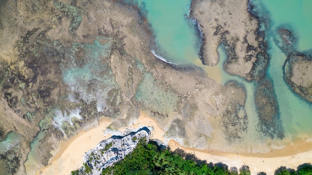 Vue aérienne de Praia do Espelho Porto Seguro Bahia Brésil Piscines naturelles dans les falaises et l'eau verdâtre