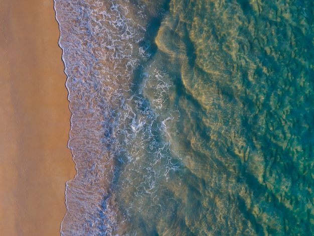vue aérienne prise de vue de haut en bas caméra drone sur la plage sable et eau de mer photo nature claire