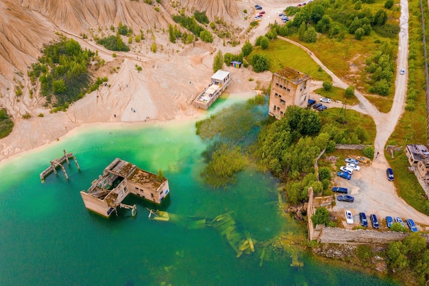 Vue aérienne de la prison abandonnée de Rummu, plage du lac de Tallinn en Estonie. Belle vue sur le lac.