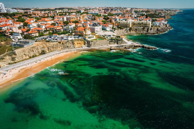 Vue aérienne de la promenade piétonne à Estoril avec la plage de Poca visible Région de Lisbonne Portugal lors d'une journée ensoleillée