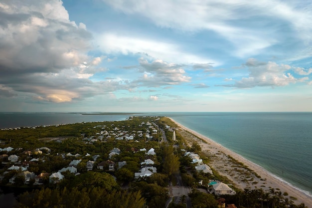 Vue aérienne d'un quartier riche avec des maisons de vacances chères dans la petite ville de Boca Grande sur l'île de Gasparilla dans le sud-ouest de la Floride Maisons de rêve américaines comme exemple de développement immobilier aux États-Unis