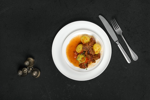 Vue aérienne de ragoût d'agneau avec pomme de terre sur une assiette