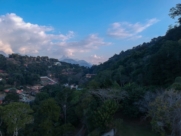 Vue aérienne de la région montagneuse d'itaipava petrpolis de rio de janeiro brésil photo de drone