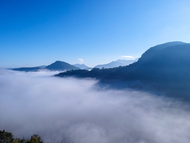 Vue aérienne de la région montagneuse d'itaipava petrpolis de rio de janeiro brésil photo de drone