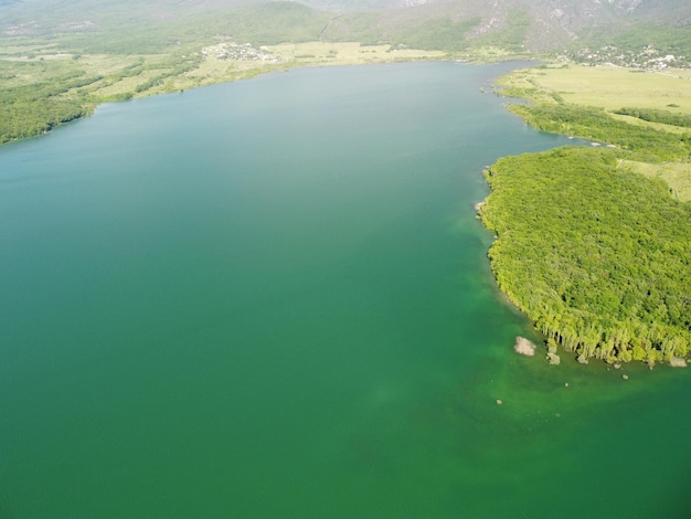 Vue aérienne sur le réservoir d'eau dans la vallée de montagne couverte de forêt de printemps vert belle vue