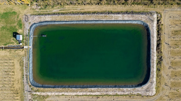 Vue aérienne d'un réservoir d'eau (piscine) pour l'irrigation en agriculture.