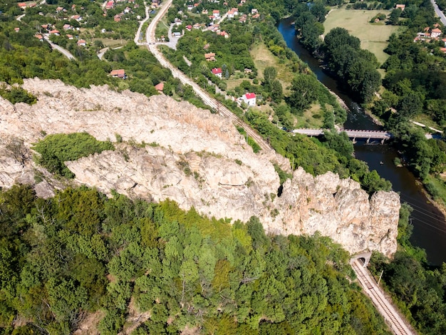 Photo vue aérienne de ritlite à la gorge de la rivière iskar en bulgarie