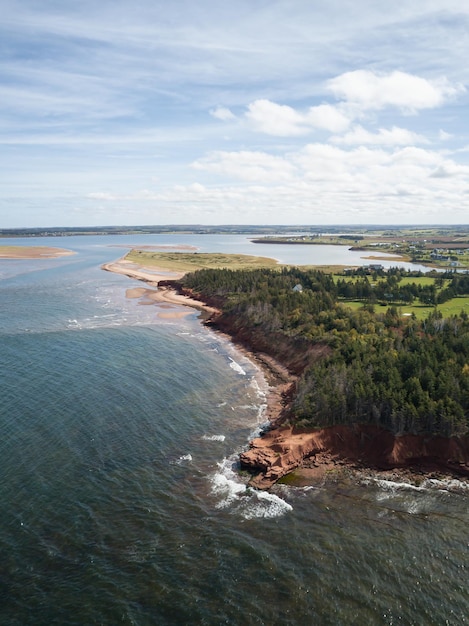 Vue aérienne d'un rivage rocheux sur l'océan Atlantique