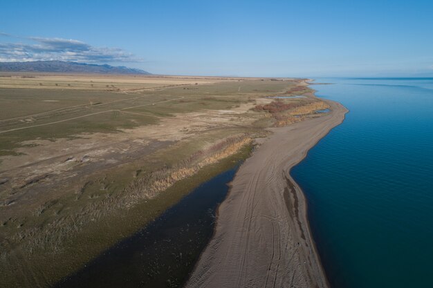 Vue aérienne de la rive du lac