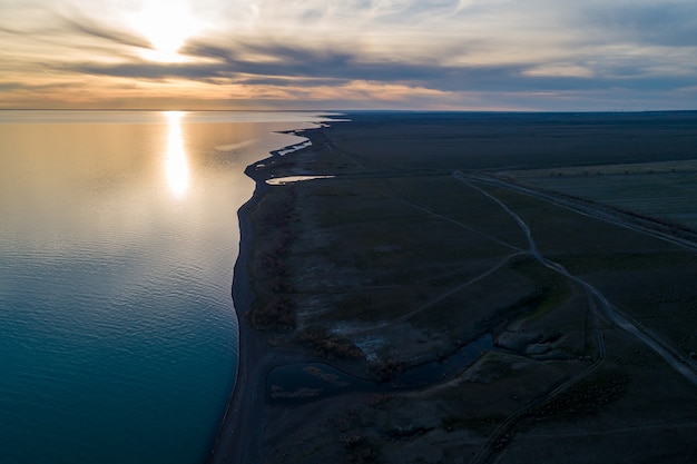 Vue aérienne de la rive du lac