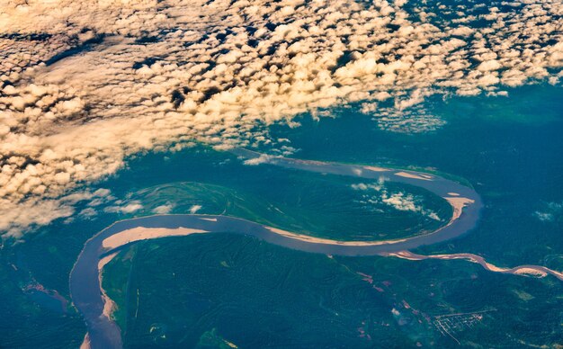 Vue aérienne de la rivière amazonienne au pérou