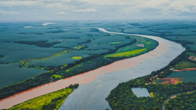 Vue aérienne de la rivière au milieu du paysage contre le ciel