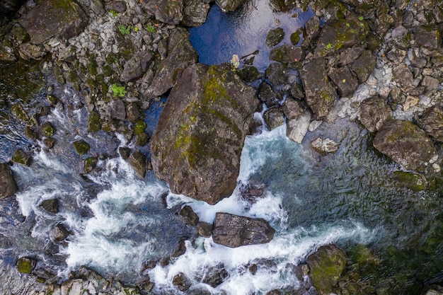 Vue aérienne d'une rivière et d'une cascade