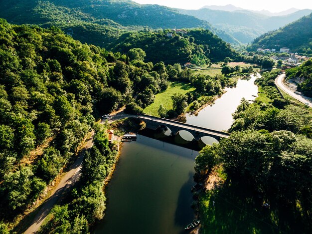 Vue aérienne de la rivière crnojevica entourée d'arbres verts monténégro