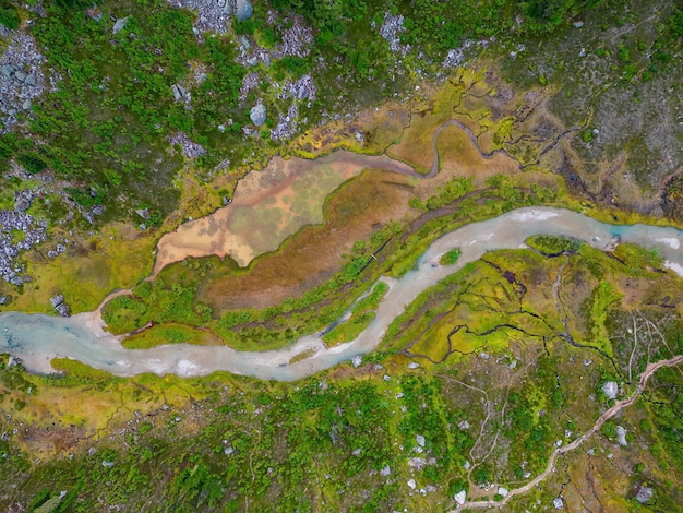 Vue aérienne de la rivière dans des prairies verdoyantes dans le paysage montagneux canadien