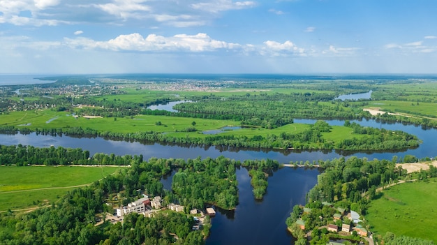 Vue aérienne de la rivière Desna au printemps