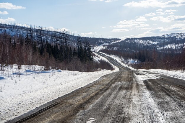 Vue aérienne de la rivière et des forêts de la taïga et de la route dans le paysage abstrait printemps hiver de la nature du nord avec drone