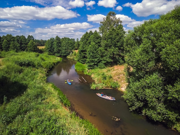 Photo vue aérienne de la rivière isloch, célèbre endroit pour le kayak en biélorussie