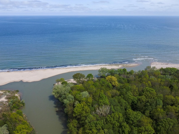 Vue aérienne sur la rivière Kamchiya l'embouchure