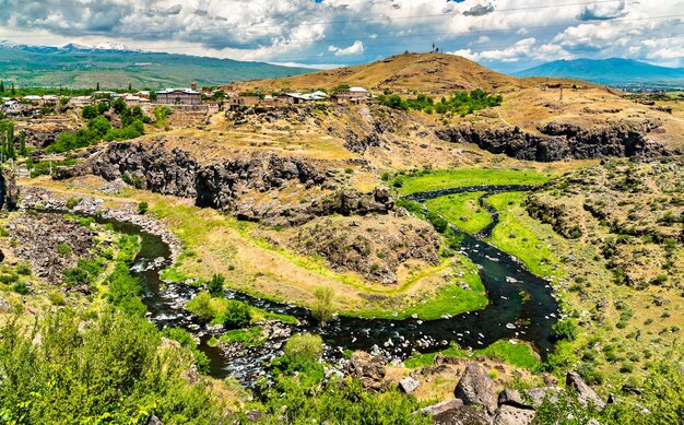 Vue aérienne de la rivière Kasagh à Oshakan en Arménie