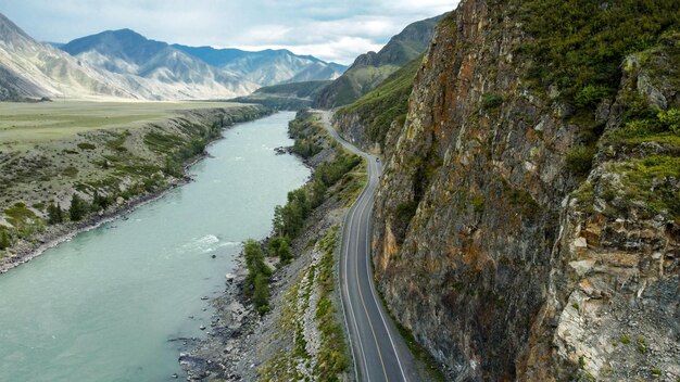 Vue aérienne de la rivière de montagne Katun dans la région d'Altai. La rivière coule à travers les montagnes en été.