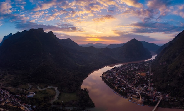 Vue aérienne de la rivière Nam Ou Nong Khiaw Muang Ngoi Laos