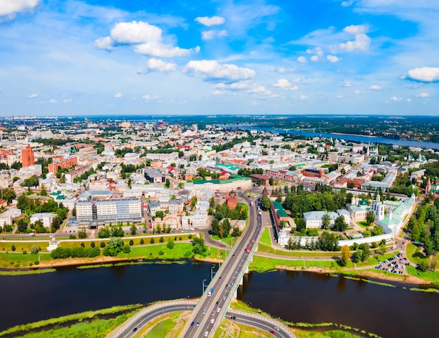 Vue aérienne de la rivière Volga de la ville de Yaroslavl