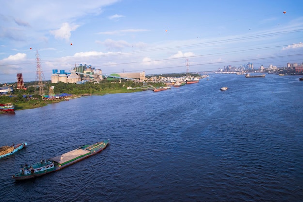 Vue aérienne de la rivière et de la zone industrielle avec un ciel bleu à NarayanganjBangladesh