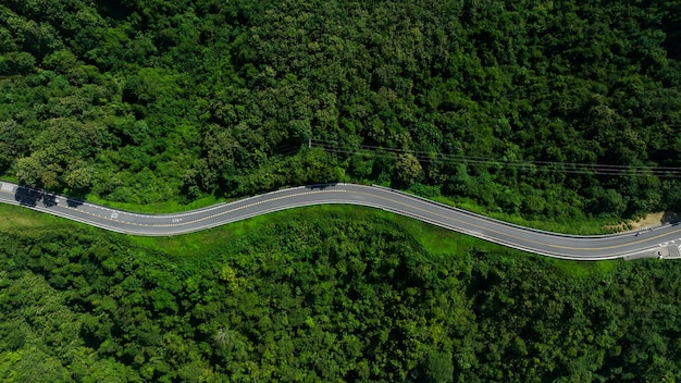 Vue aérienne ROAD No1081 ou forme numéro trois de route de montagne sinueuse