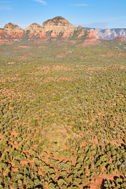 Photo vue aérienne des roches rouges de sedona et du paysage forestier