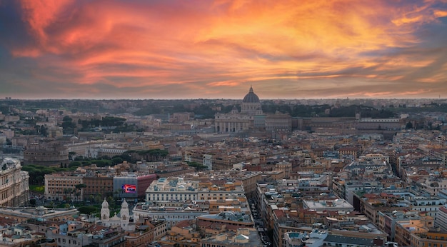 Une vue aérienne de Rome au crépuscule révèle un ciel qui passe du rose au bleu