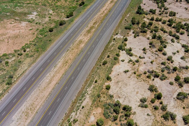 Vue aérienne sur la route 66 route du désert au Nouveau-Mexique nous